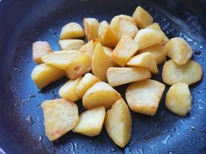 土豆煎至两面金黄。