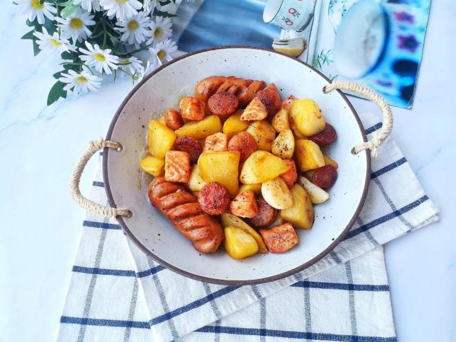 香煎三文鱼香肠土豆