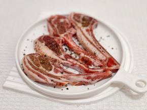 撒上黑胡椒腌制五分钟。