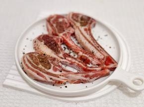 撒上黑胡椒腌制五分钟。