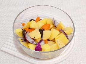 配菜中淋一勺橄榄油，撒上黑胡椒，少许盐拌匀。