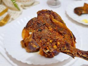 烤羊排吃起来。