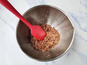 翻拌均匀，根据干湿调整麦片量，搅拌成糊状。