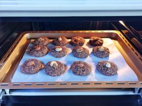 推入提前预热好的烤箱，上下火中层180度烤25分钟。