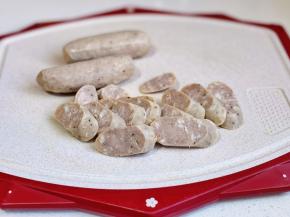 黑胡椒烤肠切片。