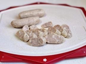 黑胡椒烤肠切片。