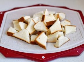吐司切小块。