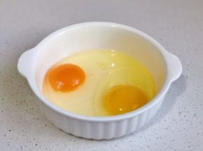 鸡蛋磕碗中打散。