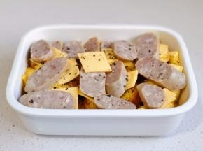 放上芝士片，撒黑胡椒。