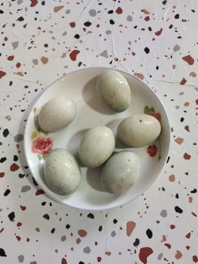 皮蛋表面清洗干净，擦干水分备用！