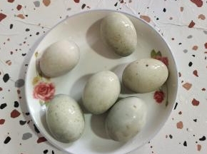 皮蛋表面清洗干净，擦干水分备用！