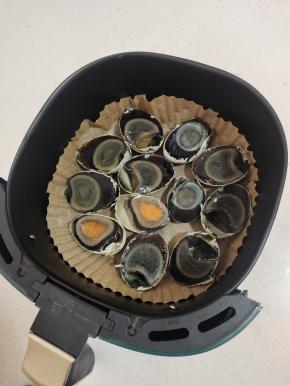 空气炸锅放一个油纸盘，把皮蛋摆上去！