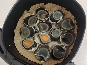 空气炸锅放一个油纸盘，把皮蛋摆上去！