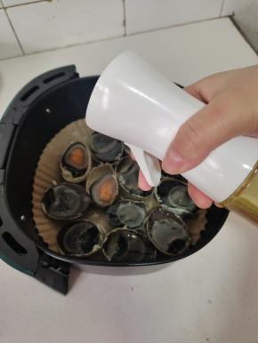 用喷油壶在皮蛋表面喷少许油！