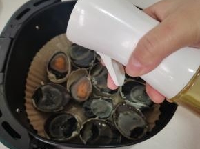 用喷油壶在皮蛋表面喷少许油！
