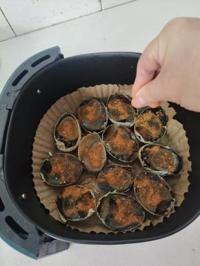 撒适量的烧烤料！