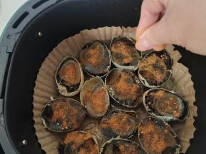 撒适量的烧烤料！