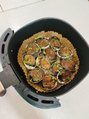 外焦里嫩，烧烤味儿浓郁的烤皮蛋就做好啦！开吃吧！