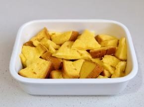 蛋液淋在吐司块中，每块吐司均匀裹上蛋液。