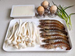 准备食材，虾剥虾仁。