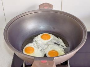 热油锅倒入鸡蛋，煎至焦黄。