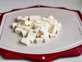 豆腐切小块。