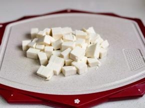 豆腐切小块。