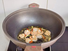 起油锅加入葱花虾仁煸炒至变色。