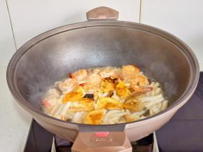 再加入煎好的鸡蛋。