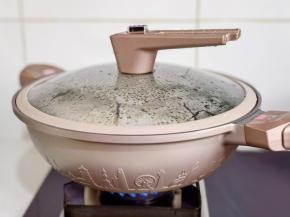 盖上盖子烧开煮5分钟。