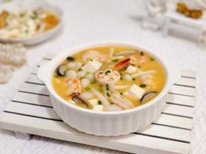 盛出撒上葱花即可。