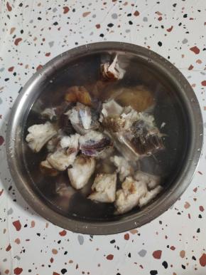 腊猪蹄剁成小块，用温水浸泡半天！