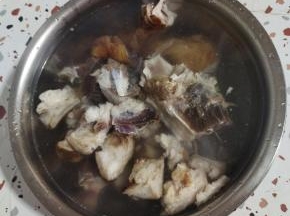 腊猪蹄剁成小块，用温水浸泡半天！