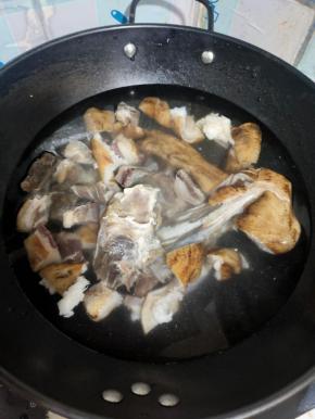 腊猪蹄冷水下锅焯水！