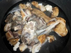 腊猪蹄冷水下锅焯水！