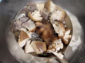 水开煮3分钟左右，(除去多余的盐分，以免腊猪蹄太咸！）捞出控干水分！