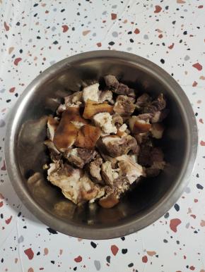 再用清水冲洗几遍，捞出控干水分备用！