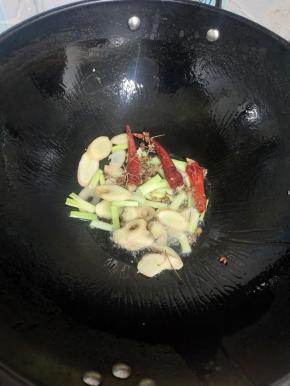 起锅烧油，放入生姜，花椒，葱段，干辣椒爆香！