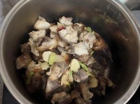 倒入电压力锅内胆里！
