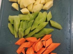 土豆削皮洗净切成小块，莴笋和胡萝卜去皮洗净切成小块备用！