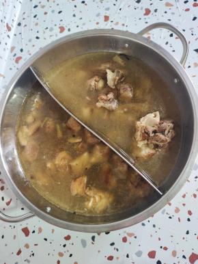 把煮好的腊猪蹄倒在鸳鸯锅里！(我家三个孩子意见不统一，只好做成鸳鸯火锅，一半土豆腊猪蹄，一半莴笋腊猪蹄！满足他们不同的需求！)