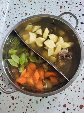 分别放入莴笋，胡萝卜和土豆！