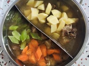 分别放入莴笋，胡萝卜和土豆！