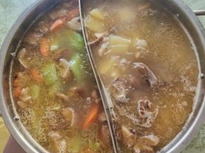 大火煮开后，调小火慢炖至土豆熟了就可以了！