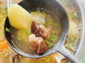 土豆腊猪蹄汤！