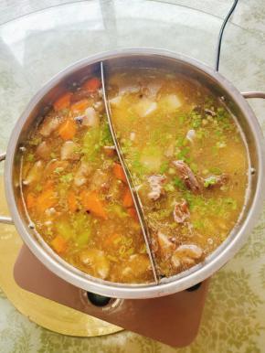 起锅前放入适量的鸡精和葱花，开吃！还可以边吃边涮自己喜欢吃的配菜！