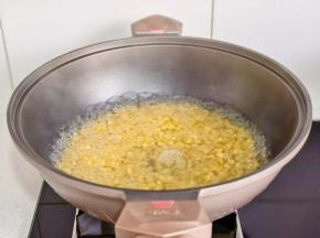 玉米粒倒入锅中烧开。