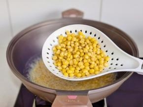 煮熟捞出沥干水分。