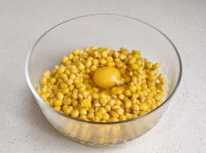 玉米粒中+鸡蛋。