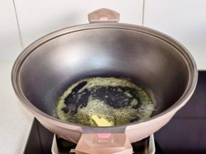 黄油放入锅中融化。